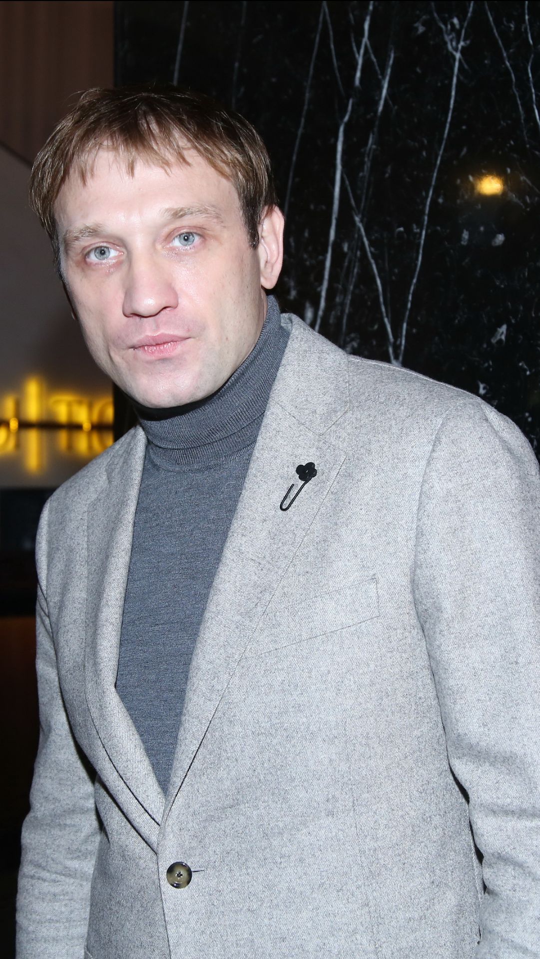 Бывший Юлии Пересильд Михаил Тройник пришел в кинотеатр в одиночестве