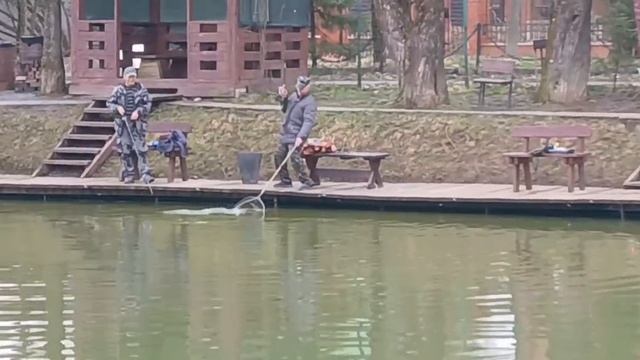 После зарыбления активные поимки форели продолжаются.