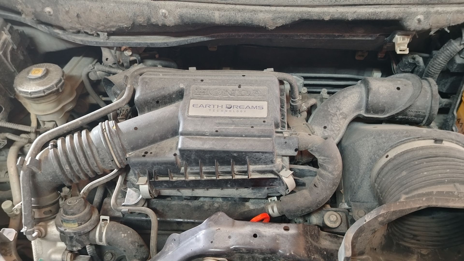 Замена воздушного фильтра  двигат Honda N Wgn