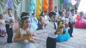 Танец с игрушками на Выпускном - родители аплодируют стоя