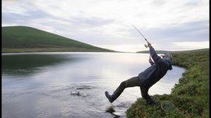 Одиночный кемпинг на лоне дикой природы у озера Маунтин / Ловля форели и приготовление еды на костре