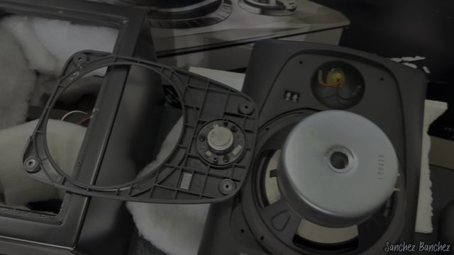 Внутренности  студийных мониторов KRK ROKIT 1,2,3 версии