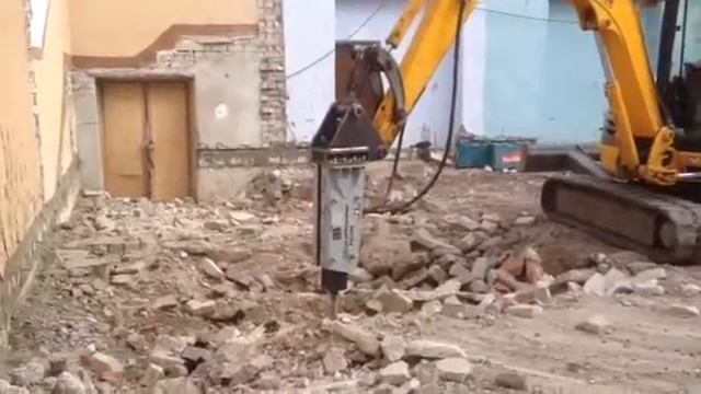 Гидромолот на базе экскаватора JCB 8045 в работе