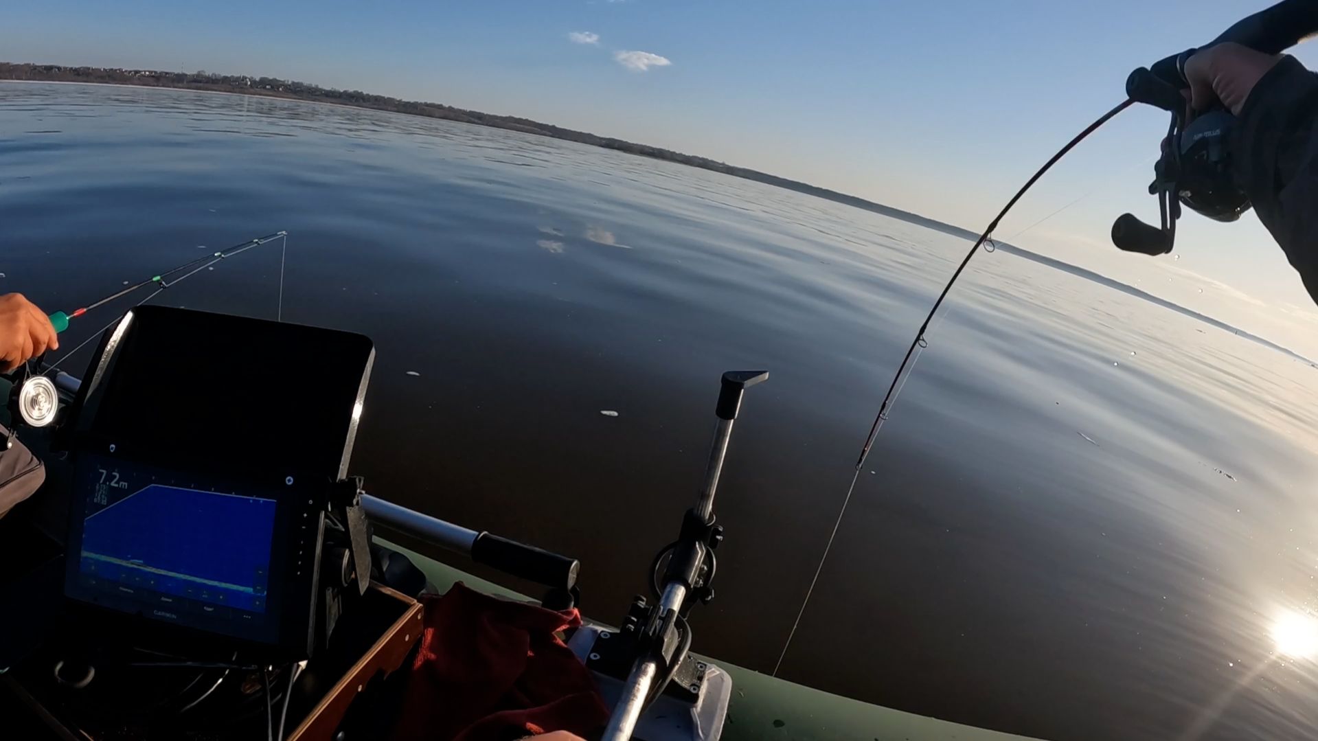 Весенняя рыбалка В ЭТОМ МЕСТЕ РЫБА КИШИТ! Ловля судака и щуки в отвес с лодки.