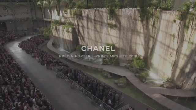 Показ женской коллекции Chanel весна-лето 2018