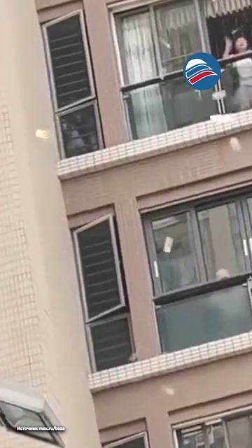 Денежный дождь: китаянка выбросила миллионы с балкона