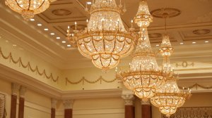 Люстры весом в тонну во дворцах. Кто и как менял свечи на высоте 20 метров каждое утро ?