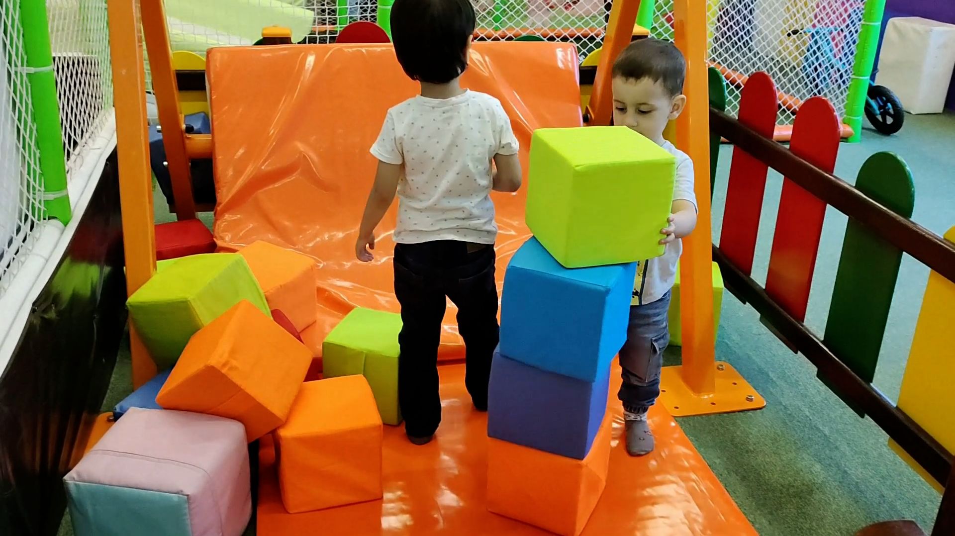 Эрик строит башню из кубиков, а затем разрушает ее.