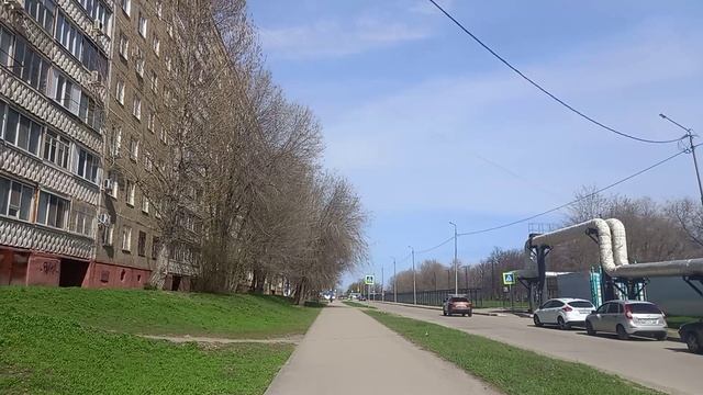 Путь   в магазин рядом парк