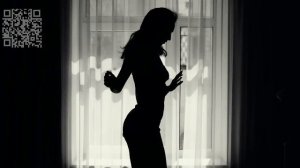 Юная девушка на постели