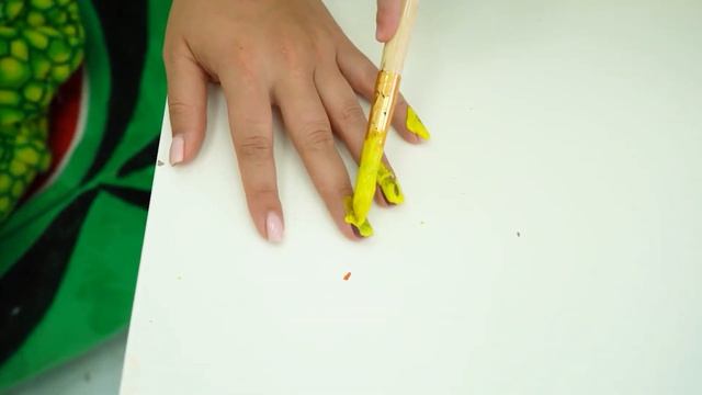 107 Играем с цветными шариками в ванной в маске акуленка и слушаем детскую песню