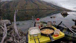 Разбиваю палатку , ловлю рыбу и готовлю еду на берегу озера