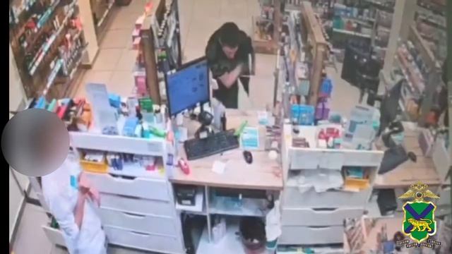 Разбой вменяется приморцу, который в аптеке угрожал провизору игрушечным пистолетом и похитил бинт
