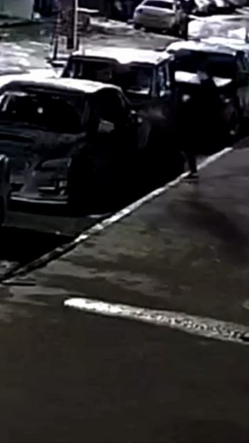 Видеокамера сняла как нарушитель в Омске пинает авто
