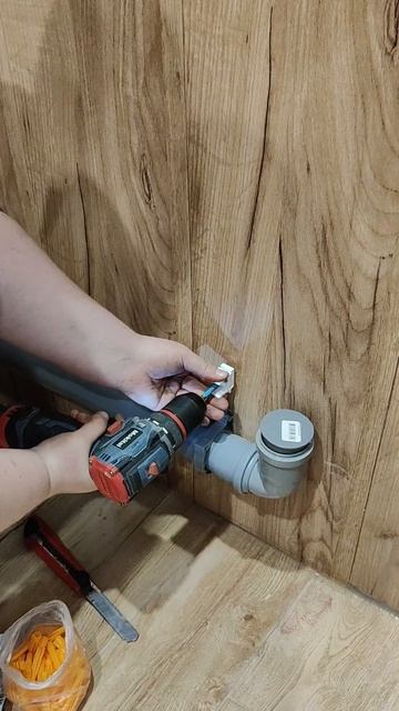 Установка клипс под водяную трубу