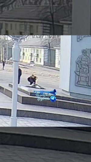 В Свердловской области подростки специально подошли к Вечному огню, чтобы прикурить.

С видео уже оз