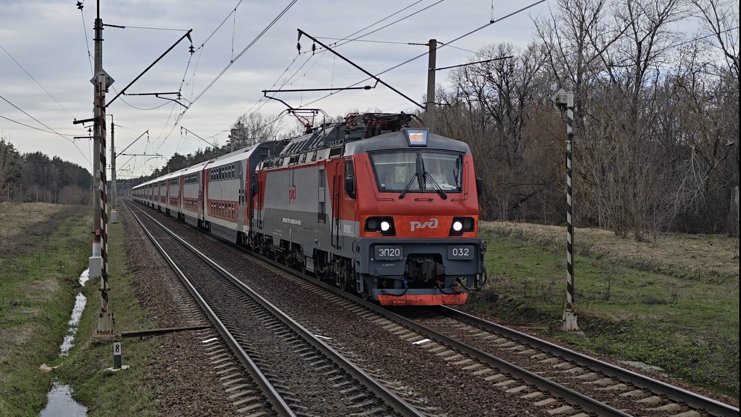 104-ый на подлёте ЭП20-032 с поездом МоскваАдлер  Хорошово
