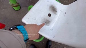 Родители не помогают детям на детской площадке