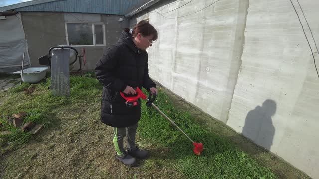 КУПИЛИ НОВУЮ АККУМУЛЯТОРНУЮ КОСИЛКУБУДЕМ ИСПОЛЬЗОВАТЬ АГРОТКАНЬ ДЛЯ КЛУБНИКИ