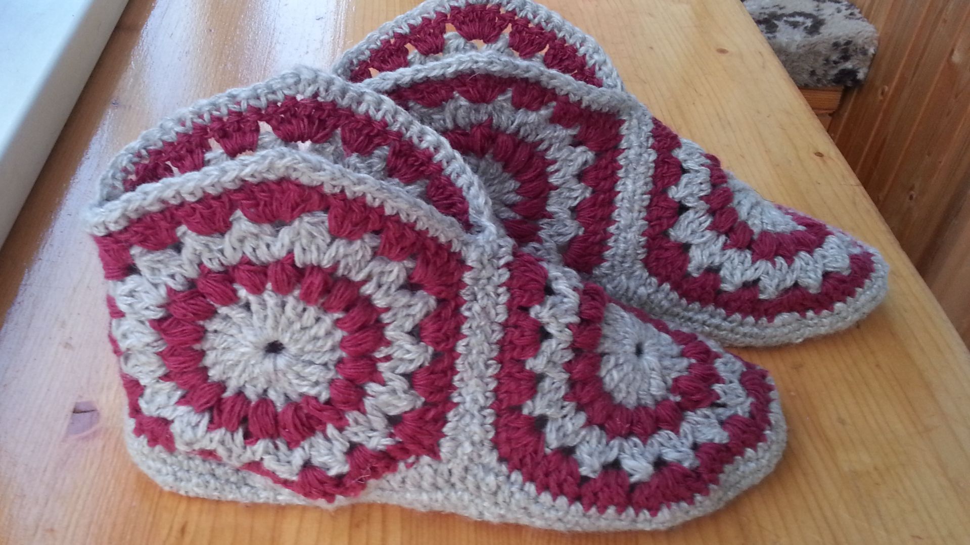 Тапочки из шестиугольных мотивов крючком (часть2) Видео из архива.