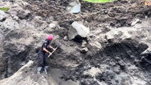 Строительство, шахтёры сбрасывают камни со стен карьера