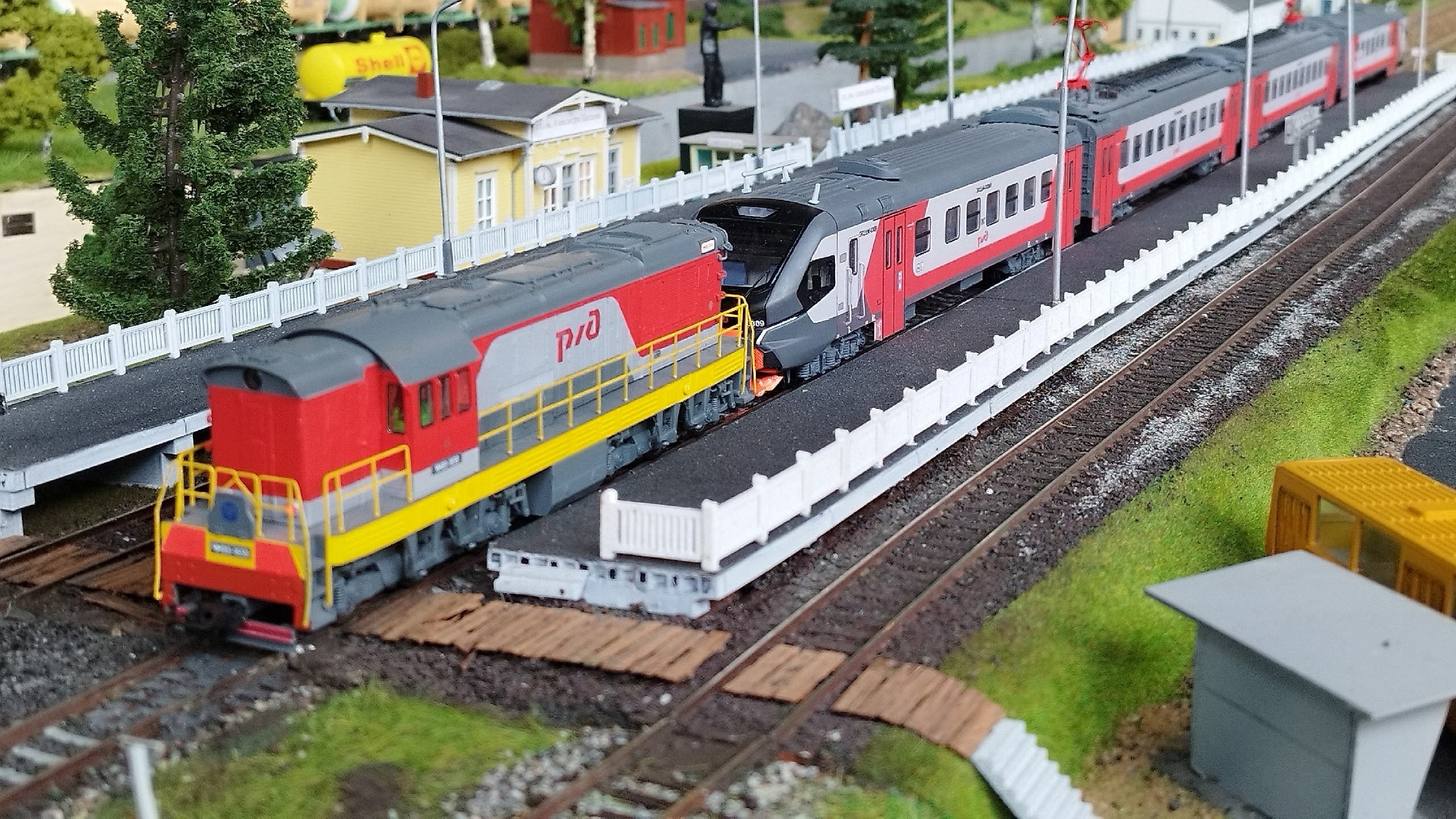 Поезда и электроники