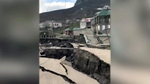 В российских регионах борются с последствиями оползней и подтоплений.