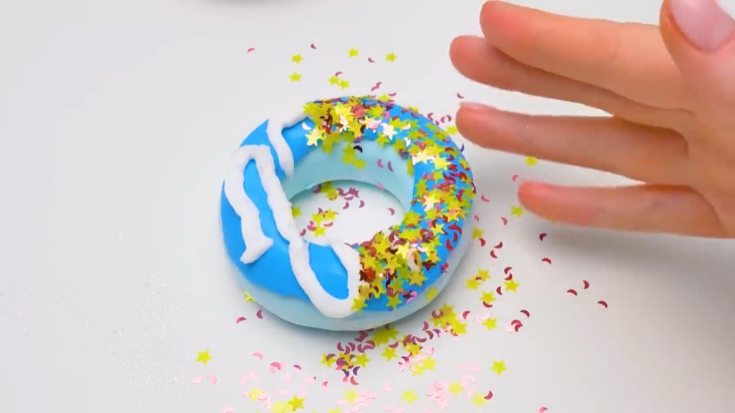 Открой, укрась и разгроми огромный набор слаймовых пончиков!