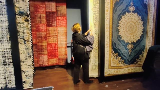 САМВЕЛ АДАМЯН ЛЮБОВЬ КИЕВ КУПИЛИ КОВРОВУЮ ДОРОЖКУ ОБУВЬ ТЕПЕРЬ СНИМАТЬ  У ЛИФТА..