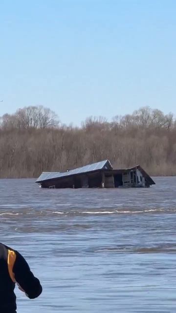 ПАВОДКИ. ДОМ ПЛЫВЕТ.