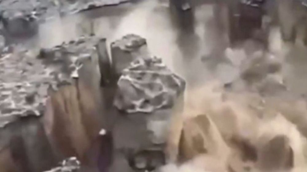 В соцсетях разлетается видео мощного оползня в Дагестане