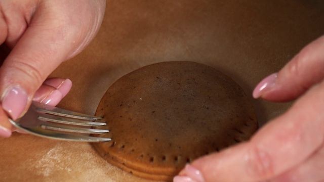 В эфире «Дежурный пекарь»: готовим праздничные печатные пряники в аэрогриле 🍯