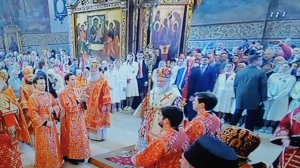 На службу - по пригласительному билету. В портфеле охранника - автомат! Патриарх боится верующих...