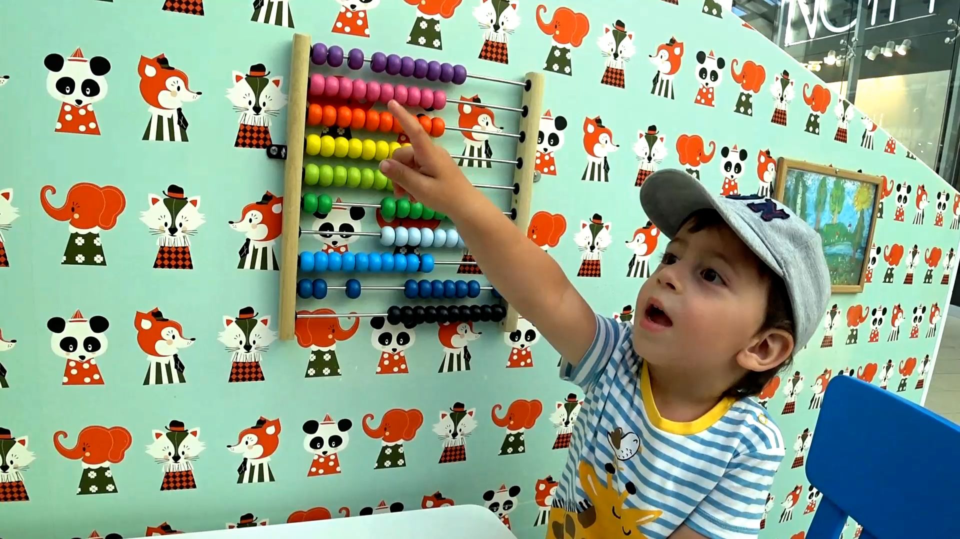 Эрик играет в торговом центре