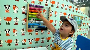 Эрик играет в торговом центре