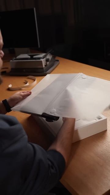 Распаковка MacBook Pro на M4 смотреть онлайн