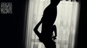 Молодая девушка , загорает!