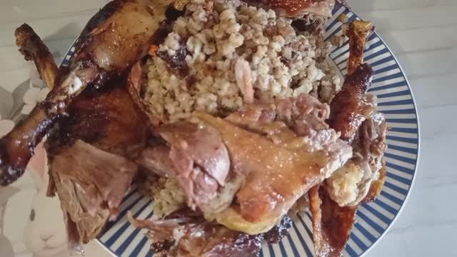 Гусь в духовке с перловкой и черносливом