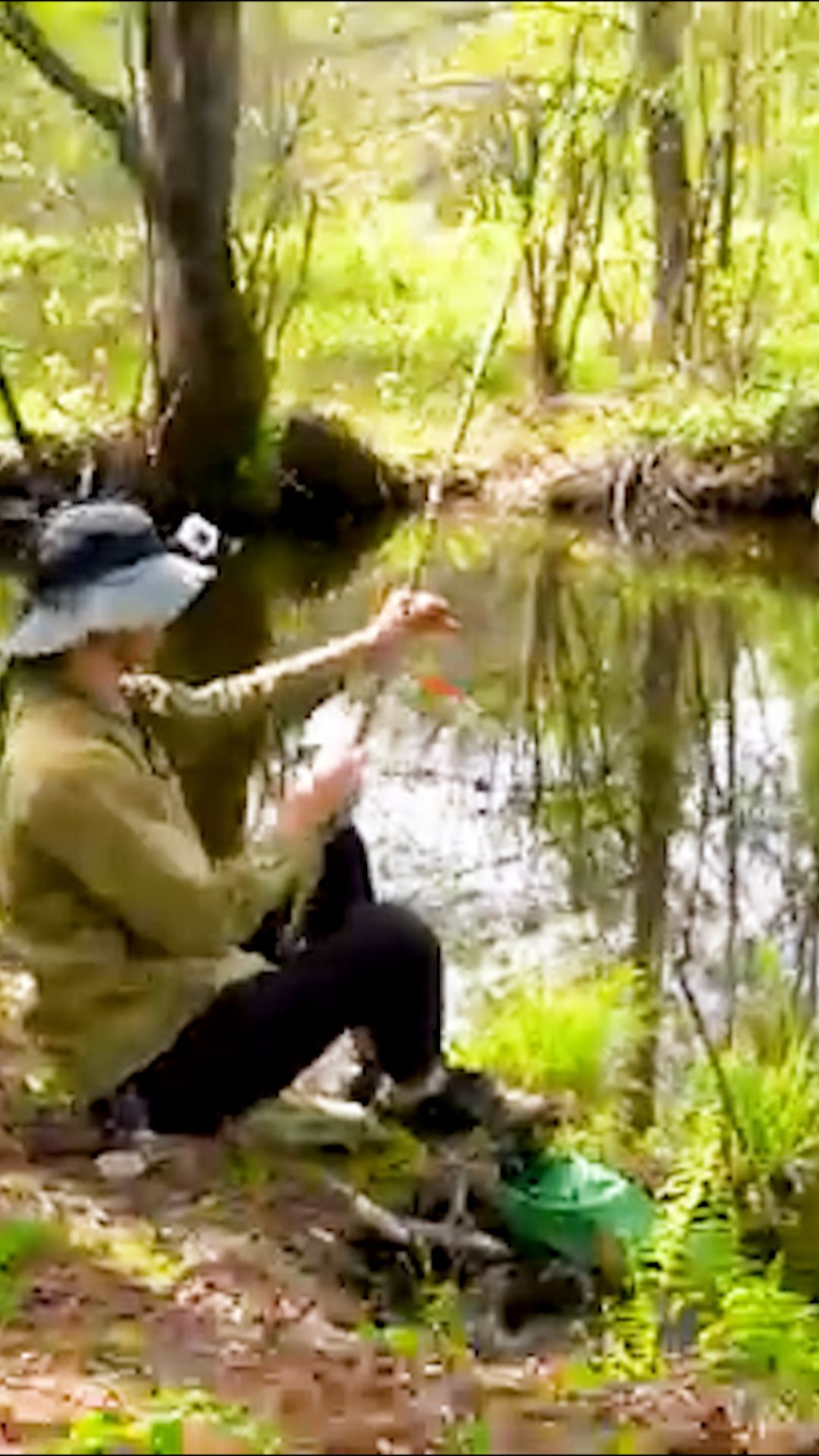 Рыбачу на диком озере. Рыбы очень много