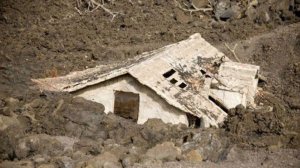 Паводки спровоцировали массовые оползни, сотни домов оказались под завалами в Дагестане и Алтае