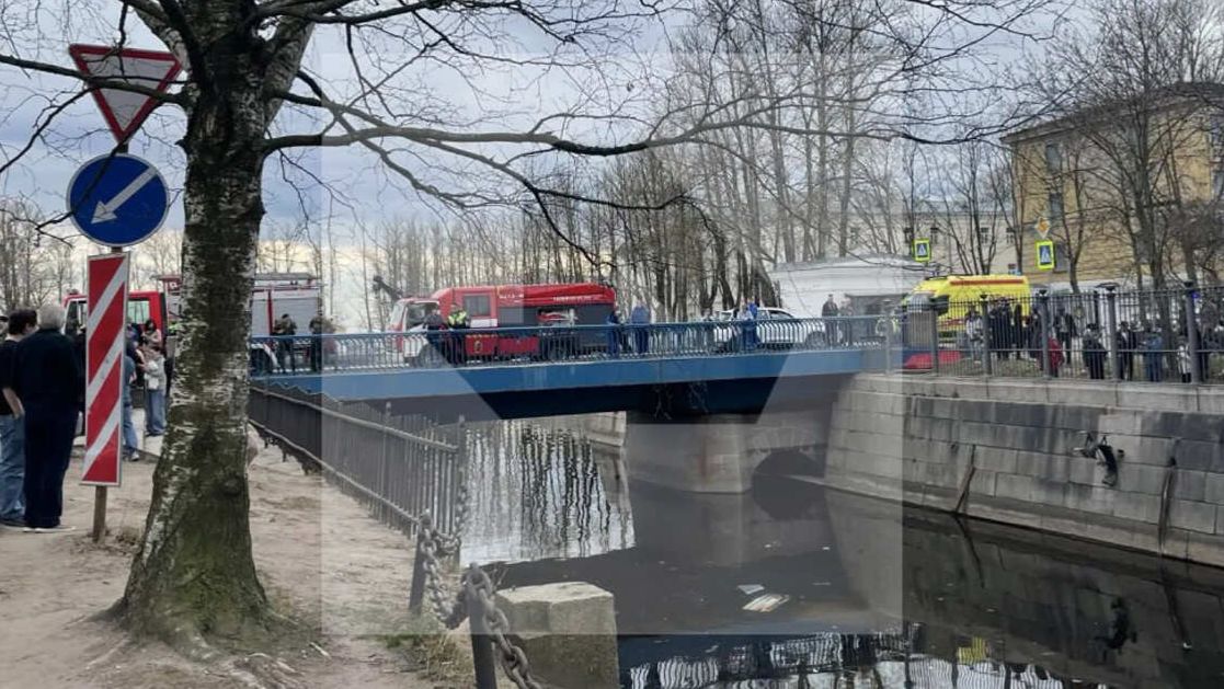 Легковушка упала в Обводный канал в Петербурге
