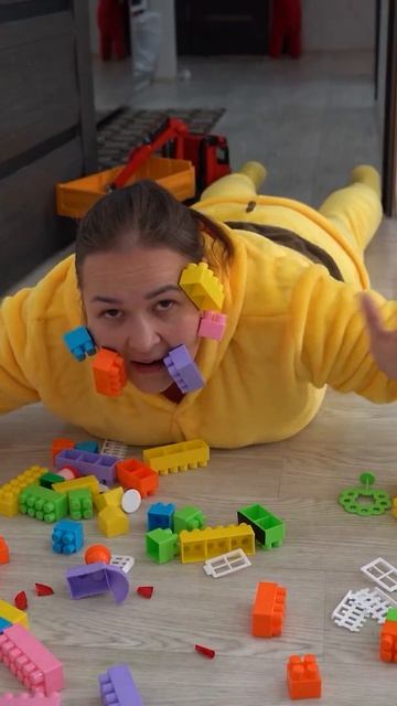 4 Мама упала и конструктор прилип к лицу