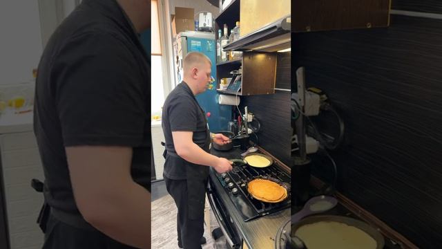 ГОТОВИМ БЛИНЫ В ПРЯМОМ ЭФИРЕ
