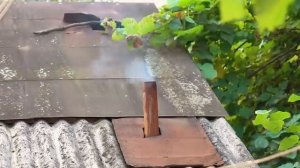 Бабушка готовит плов из лаванги.