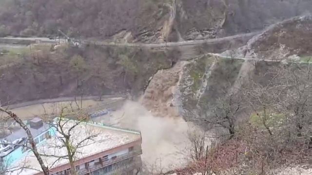 Хучнинский водопад после дождя все смывает на пути