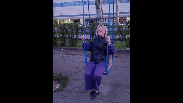 Старые качели напротив Донецк-Сити на площадке у бывшего планетария. 13.04.2026.