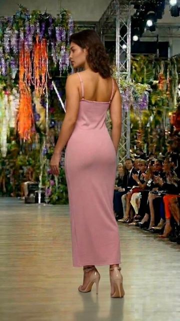 Платье на бретельках нежного цвета пудра