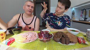 Мукбанг Вован готов РАБОТАТЬ и ЛЕЧИТЬ меня за сосиску) Обсудили мой поход к ВРАЧУ! Семейный обед