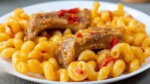 🍴🥩Быстрый ужин_ макароны с рёбрышками в томатном соусе 🍅🍝