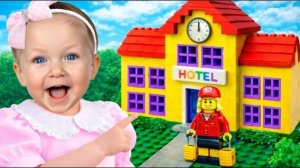 Ева и Ники строят дом из LEGO! Челлендж: кто найдёт больше цветных кубиков?